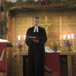Pfarrer Roland Kelber vor dem ALtar